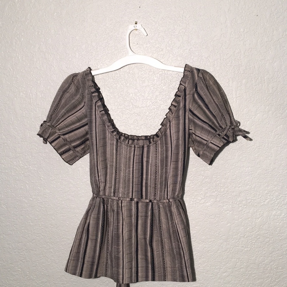 Viola size 6 Top with back tie and sleeve ties